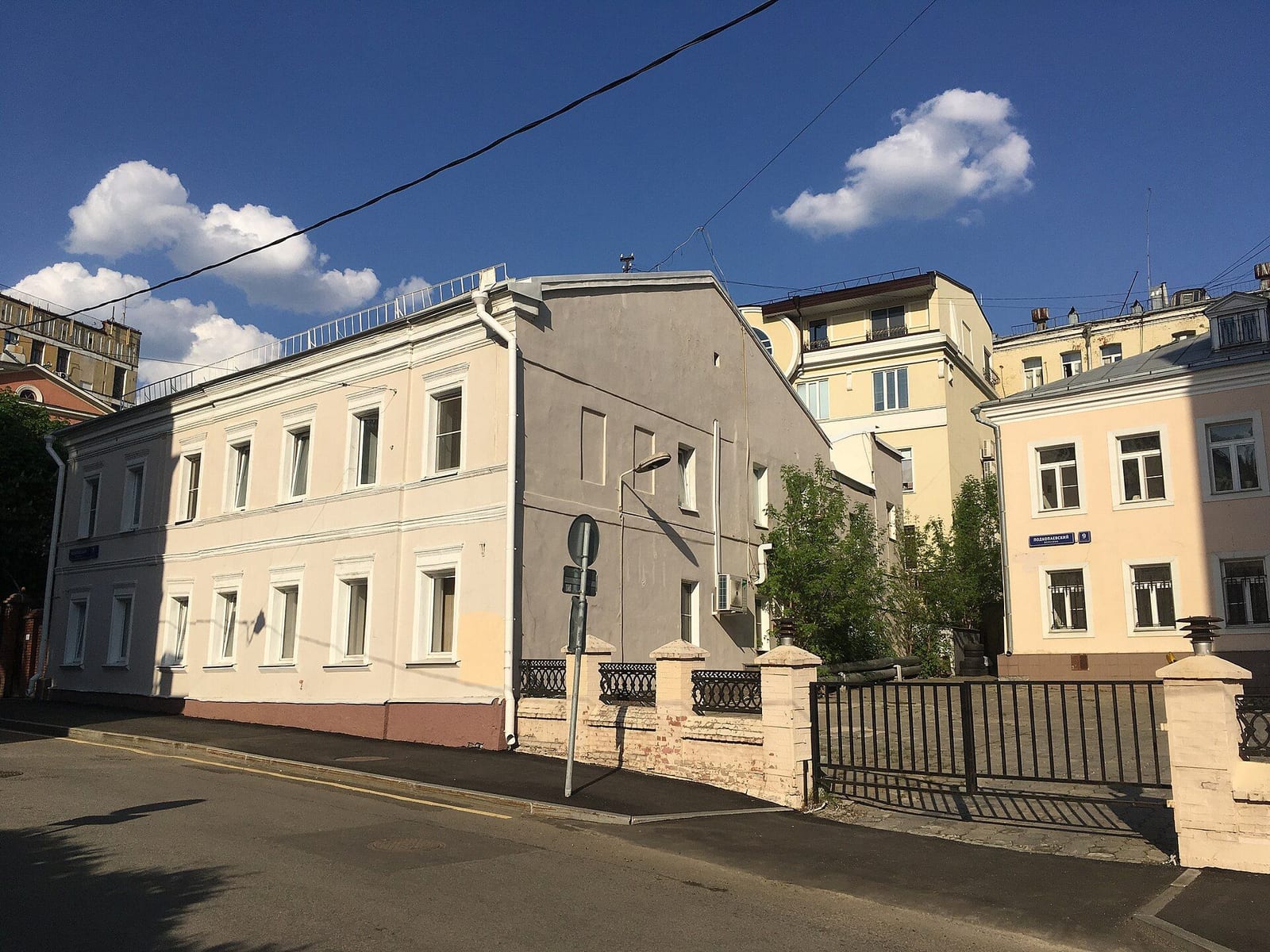 Дом № 7, строение 1 в Подкопаевском переулке. Справа ограда второй половины XIX века между владениями 7 и 9. май 2019
