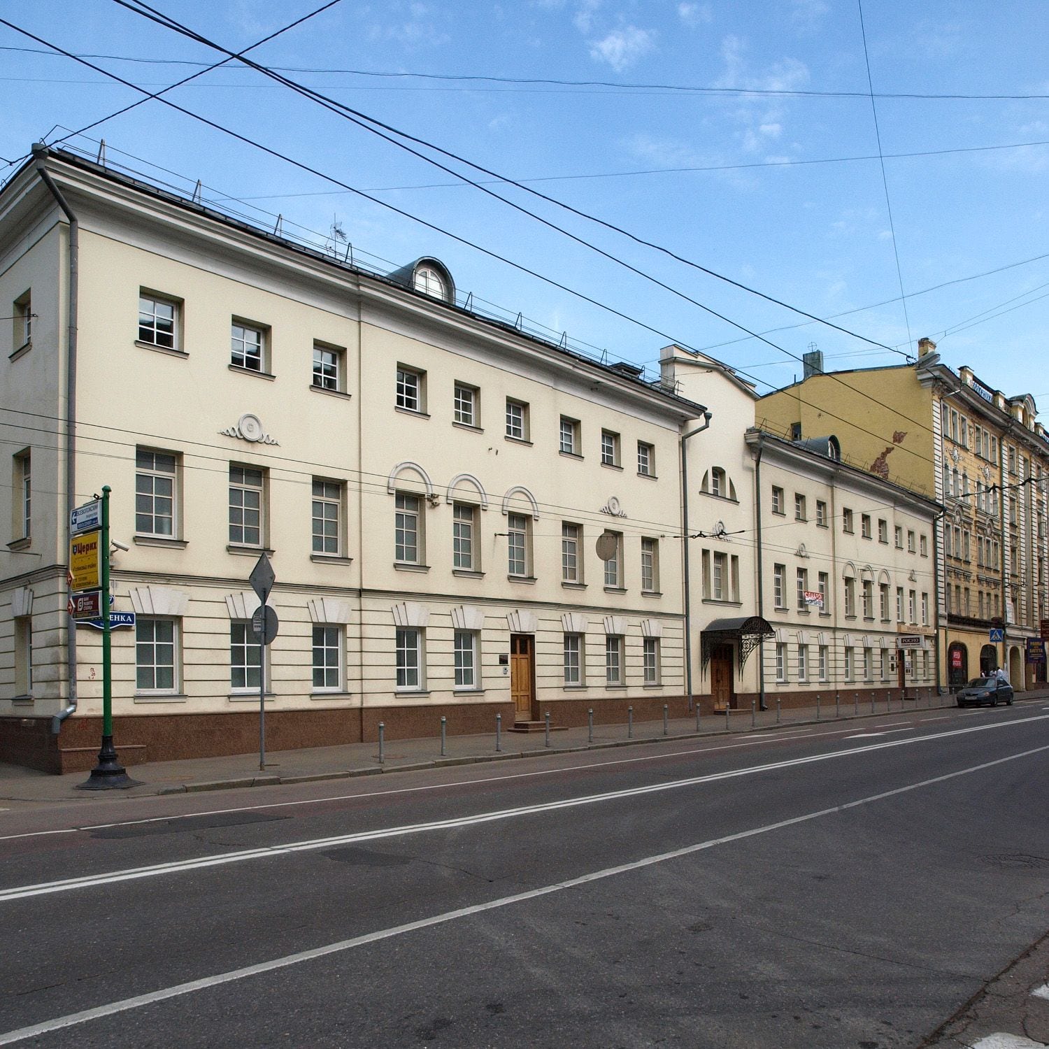Дом № 10 по Остоженке, слева угол Всеволожского переулка, справа высокий доходный дом № 8. июнь 2009