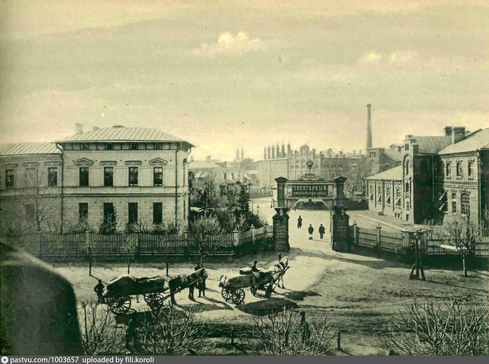 Главные ворота Трёхгорного пивоваренного завода. Открытка. 1896–1911