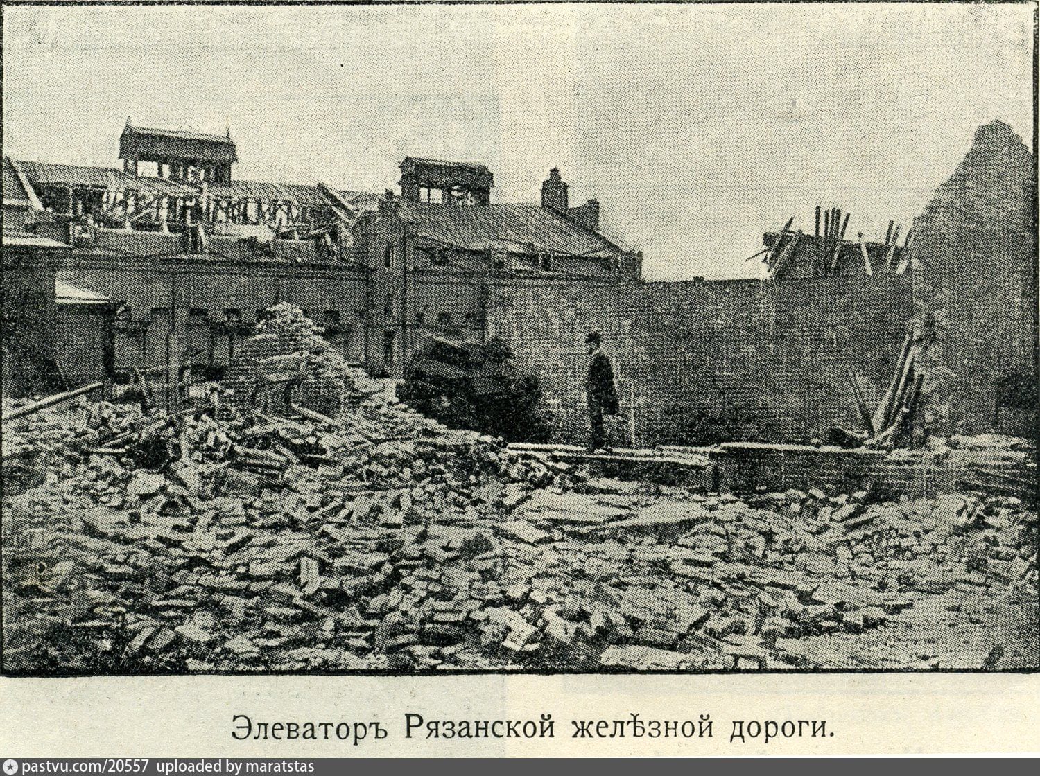 Развалины элеватора после урагана 16 (29) июня 1904 года. Подпись в журнале «Искры»: «Элеватор Рязанской железной дороги». 1904