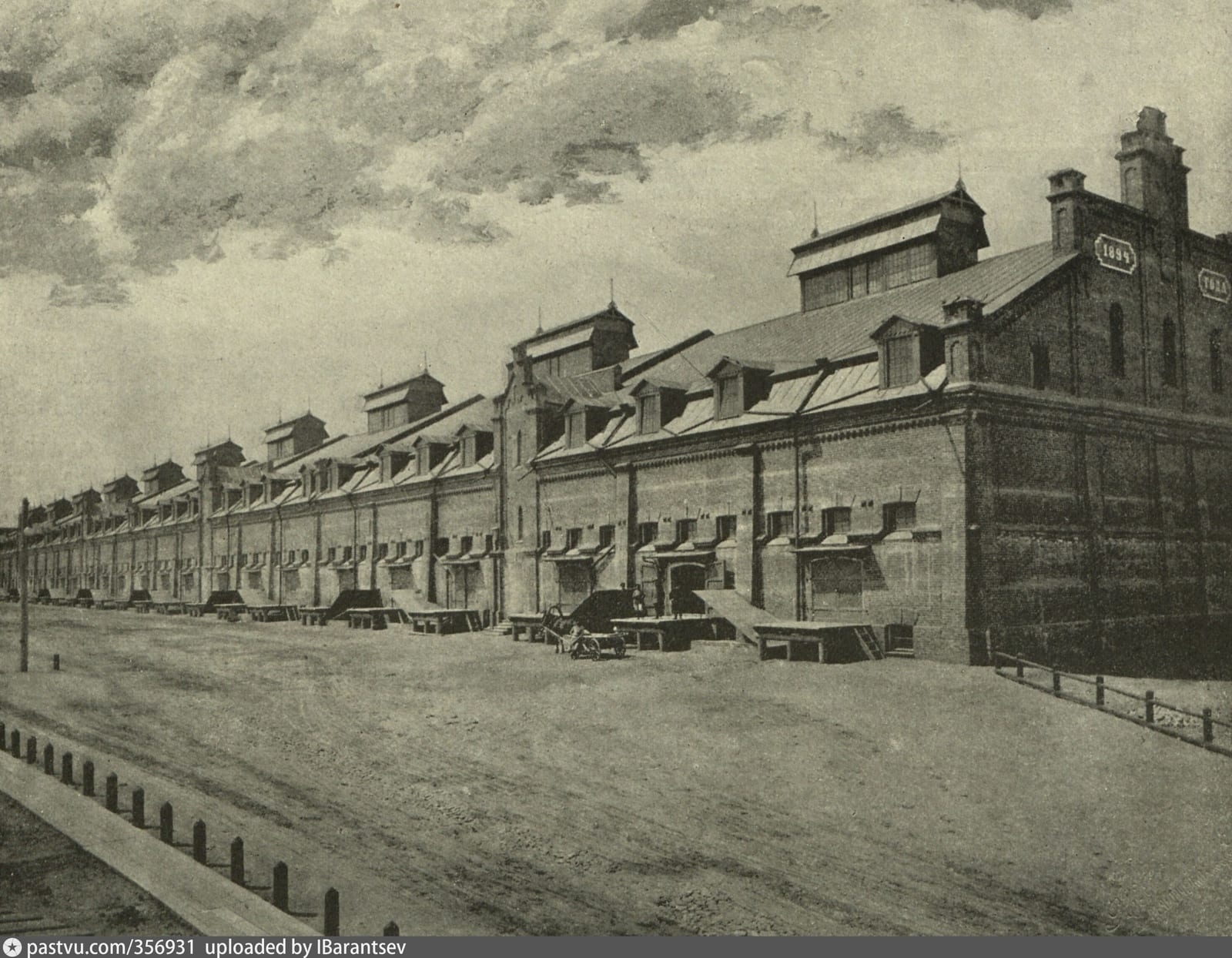 Элеватор Московско-Казанской железной дороги. На фронтоне справа табличка с датой «1894», у ворот деревянные погрузочные платформы, 1894