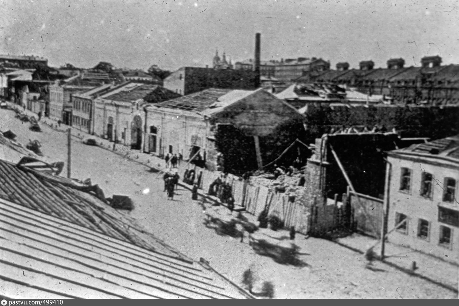 Ольховская улица после урагана 1904 года, сорванные крыши и разбитые заборы. Фото М. Б. Стриженова, архив семьи Стриженовых. 1904