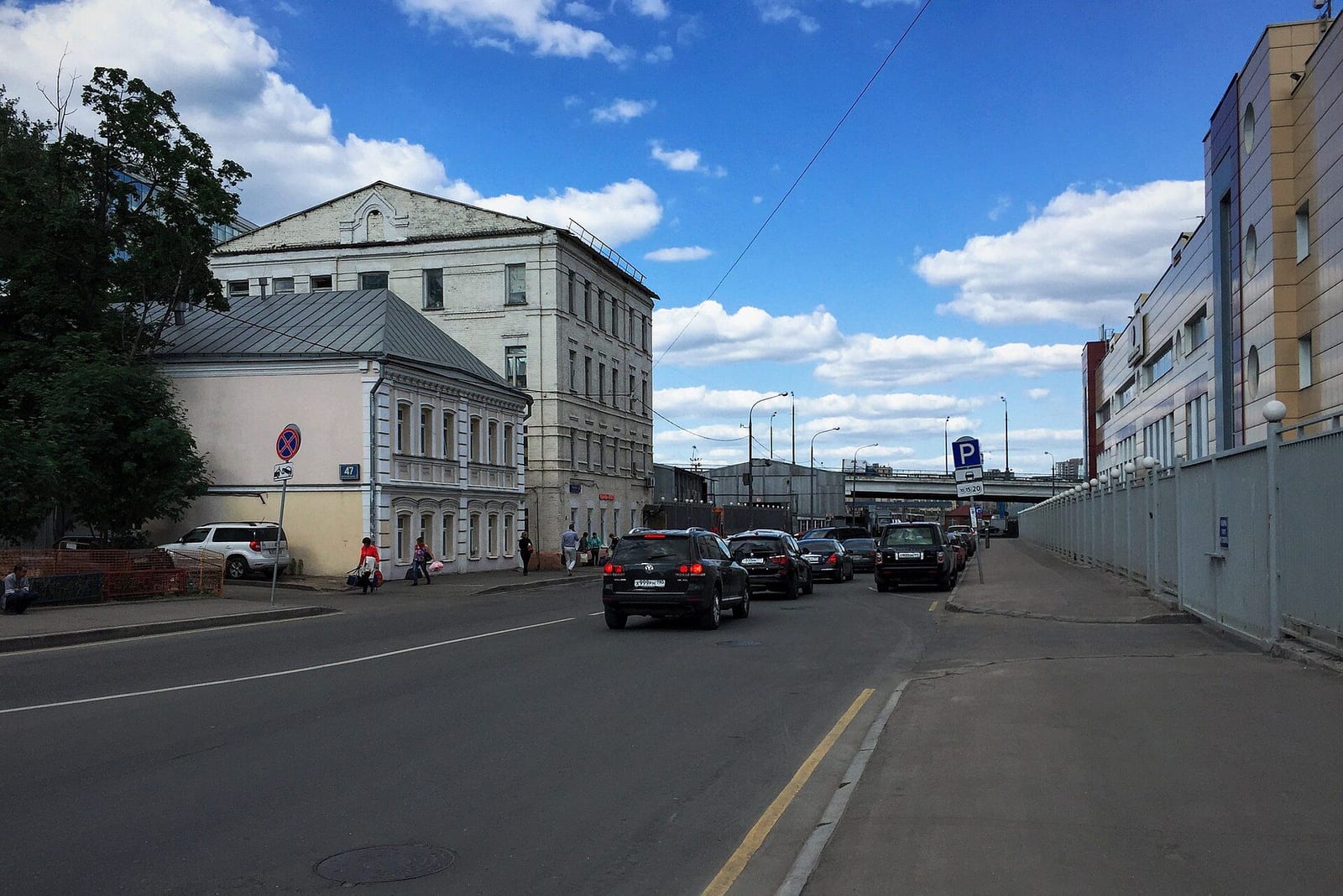 Конец Ольховской улицы у эстакады Третьего транспортного кольца, слева дома № 47. июнь 2016
