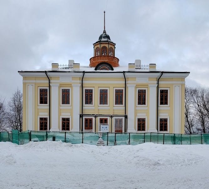 Главный дом усадьбы Кунцево на реставрации. Башенку-бельведер восстановили после пожара 2014 года. март 2023