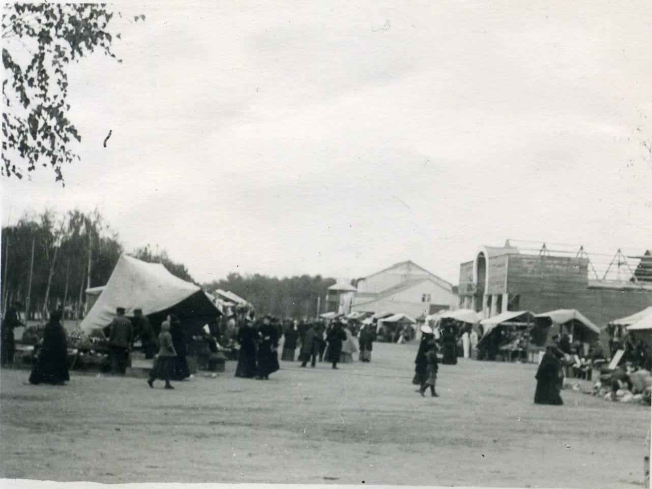 Базар у станции Кунцево. Фото Е. В. Величко из семейного альбома. 1913