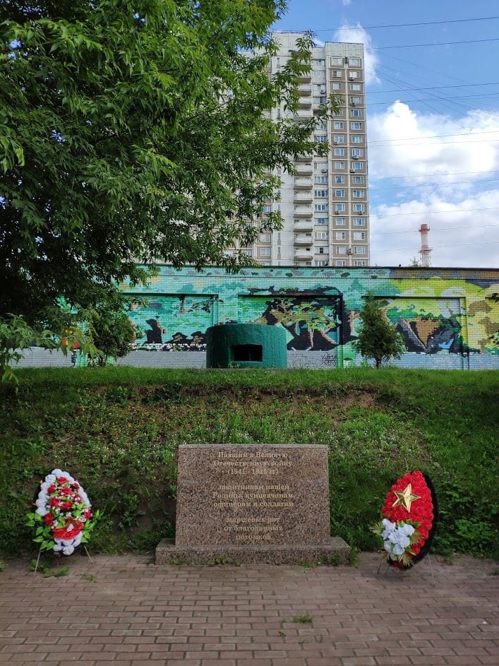 Памятник павшим кунцевчанам и солдатам маршевых рот на южном берегу Мазиловского пруда. июль 2019