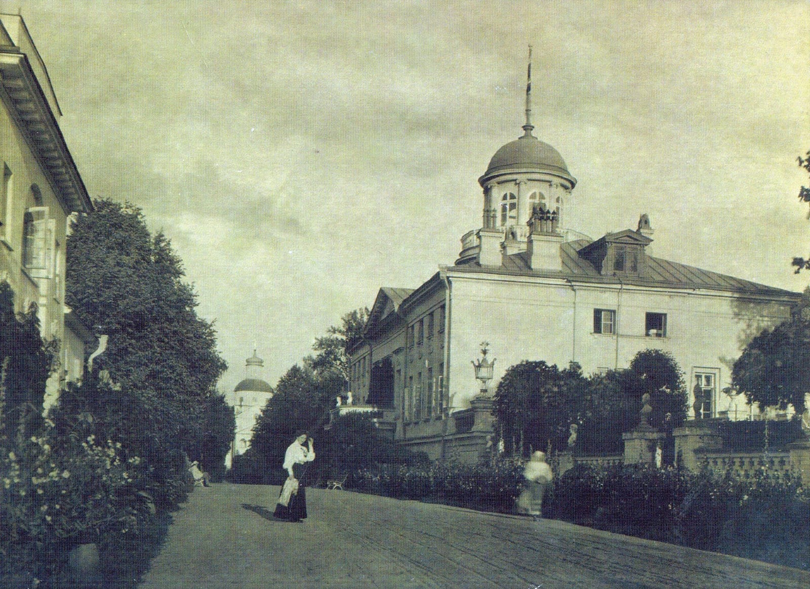 Главная аллея и главный дом усадьбы Старо-Никольское, где в 1928 году прошёл VI съезд Компартии Китая, 1904
