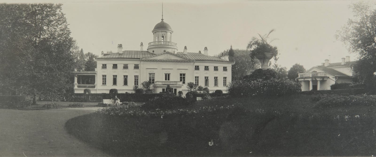 Главный дом с бельведером и флигель в Старо-Никольском. 1910