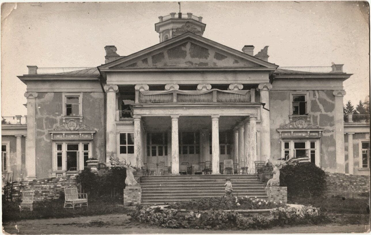 Главный дом усадьбы Валуево, построенный в 1810–1811 годах. Автор снимка неизвестен. 1920