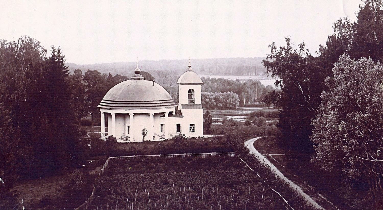 Церковь Троицы в селе Берёзки: ротонда 1762 года и колокольня. Автор снимка неизвестен. около 1900