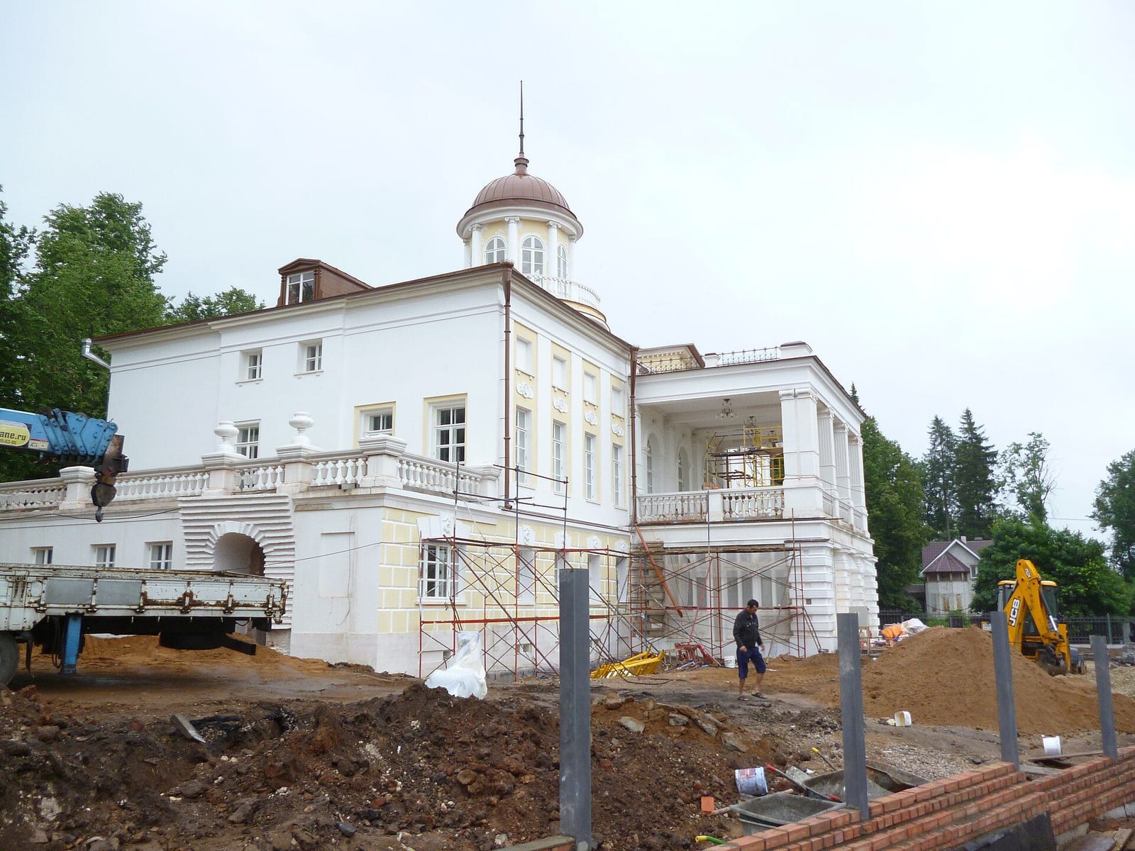 Главный дом усадьбы Старо-Никольское во время реставрации, за несколько недель до открытия Китайского культурного центра. июнь 2016