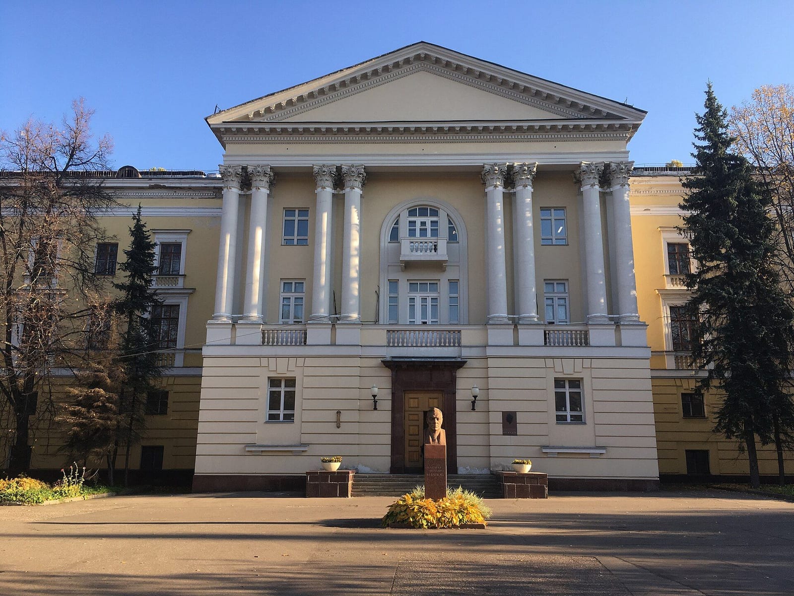 Главное здание Института металлургии на Ленинском проспекте, 49, по проекту мастерской А. В. Щусева. октябрь 2018