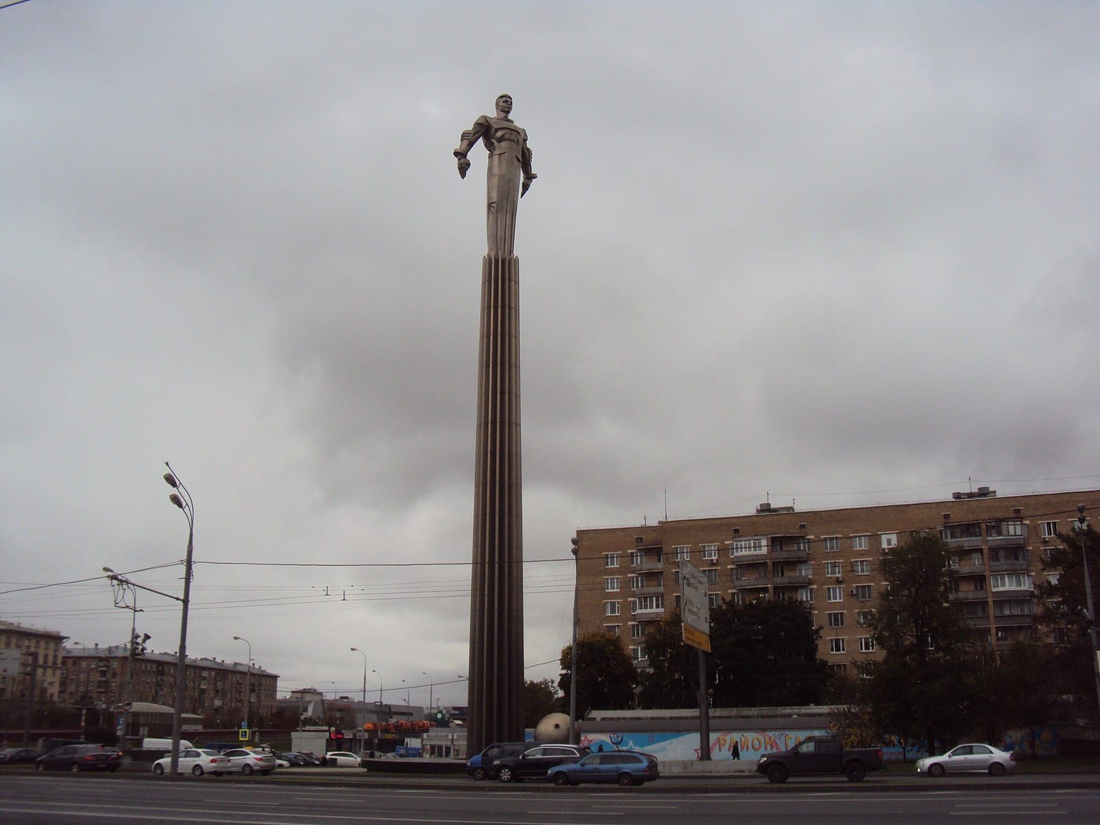 Памятник Юрию Гагарину на площади Гагарина, скульптор П. И. Бондаренко, 1980 год. 2015
