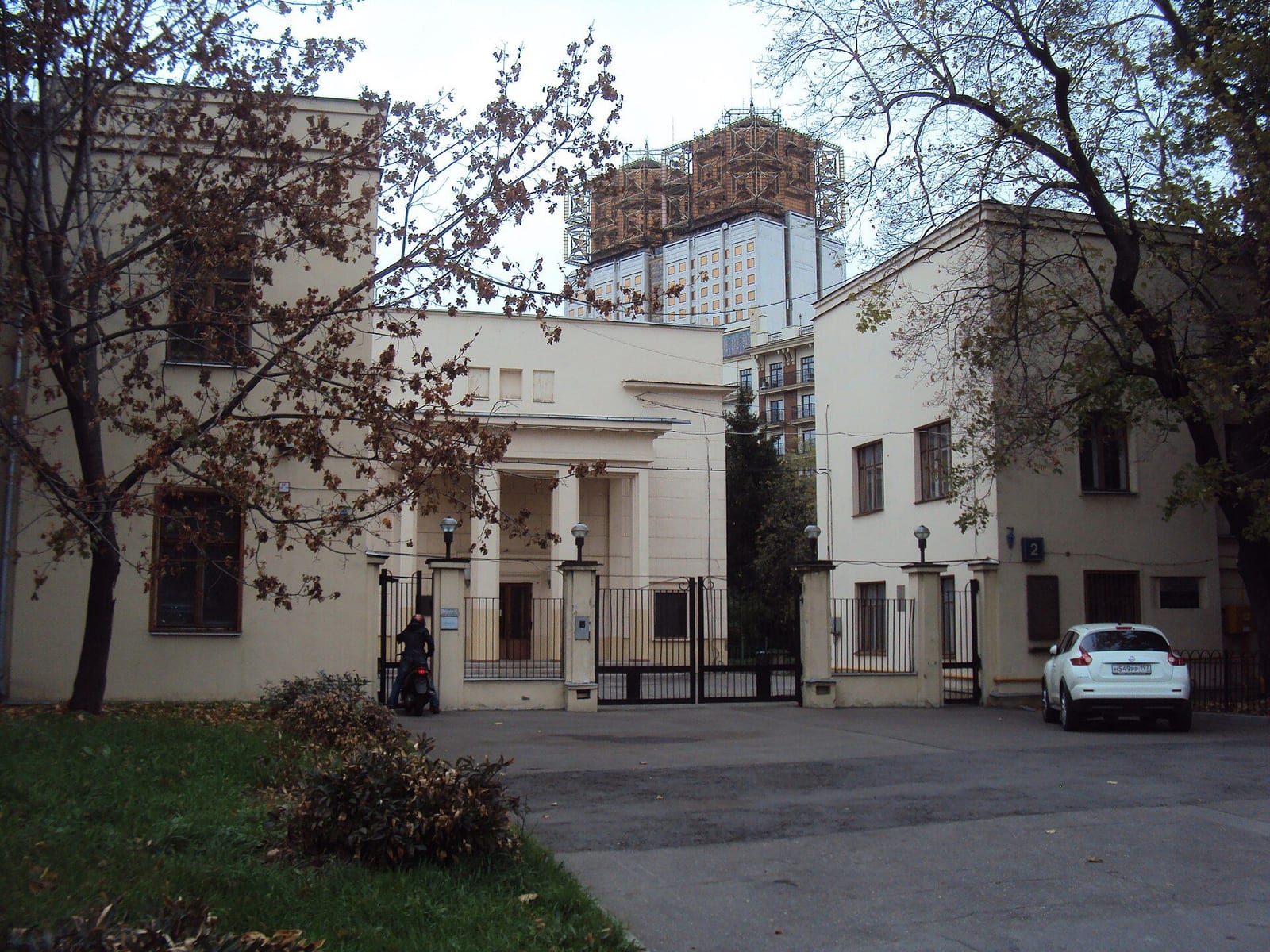 Главный корпус Института физических проблем на улице Косыгина, за ним башни здания Президиума РАН. 2015