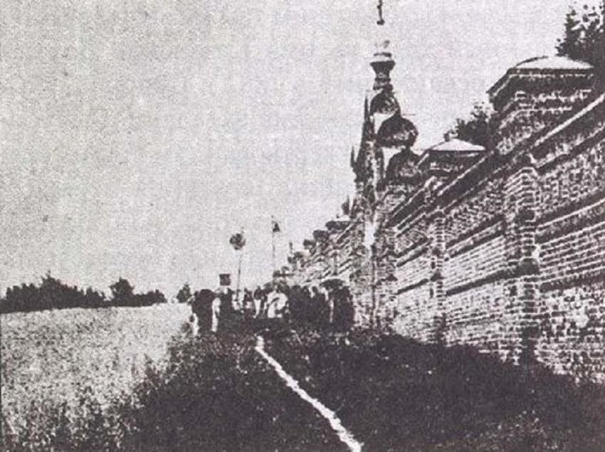 Крестный ход вдоль каменной ограды монастыря в июле 1911 года. Журнал «Искры». 1911