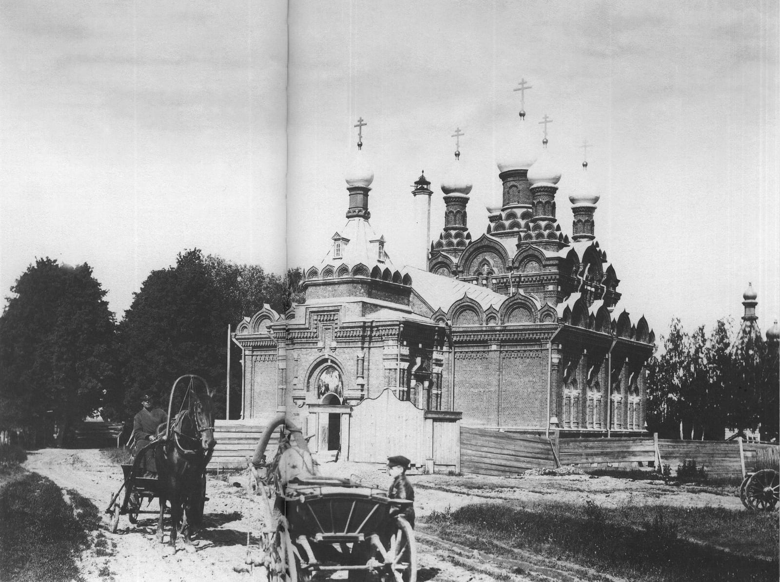 Троицкий собор Казанского Головинского монастыря, построенный в 1885–1887 годах по проекту А. П. Белоярцева, за деревянной оградой. Справа вдали шатёр деревянной Казанской церкви. Фото А. Мазурина, 1890-е