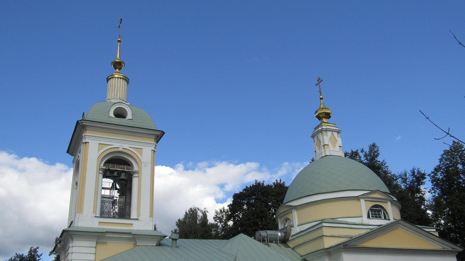 Колокольня и купол церкви Рождества Иоанна Предтечи в Ивановском. сентябрь 2022