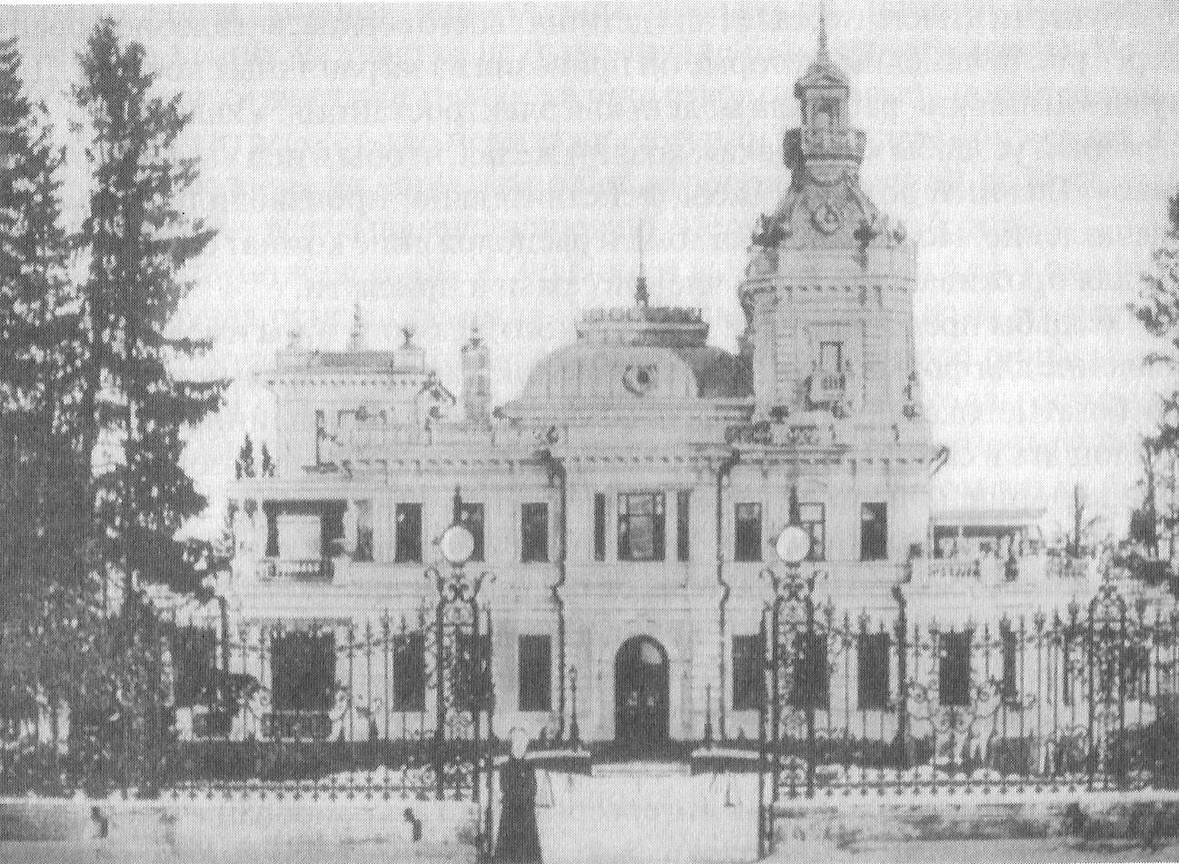 Главный дом в имении М. С. Грачёва при селе Ховрино, за кованой оградой. Строил архитектор Г. А. Кайзер по проекту Л. Н. Кекушева. По книге Е. Савиновой «Сельские усадьбы московских предпринимателей», 1898–1900