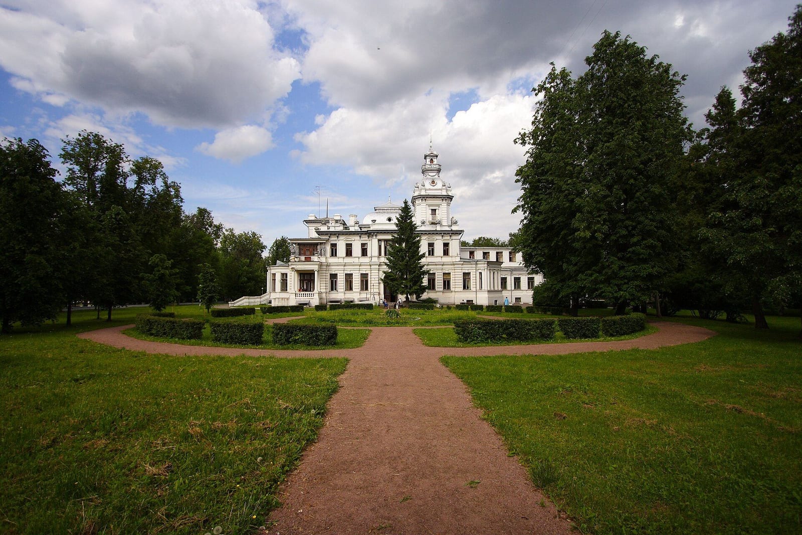 Аллея Грачёвского парка, ведущая к главному дому усадьбы. май 2010