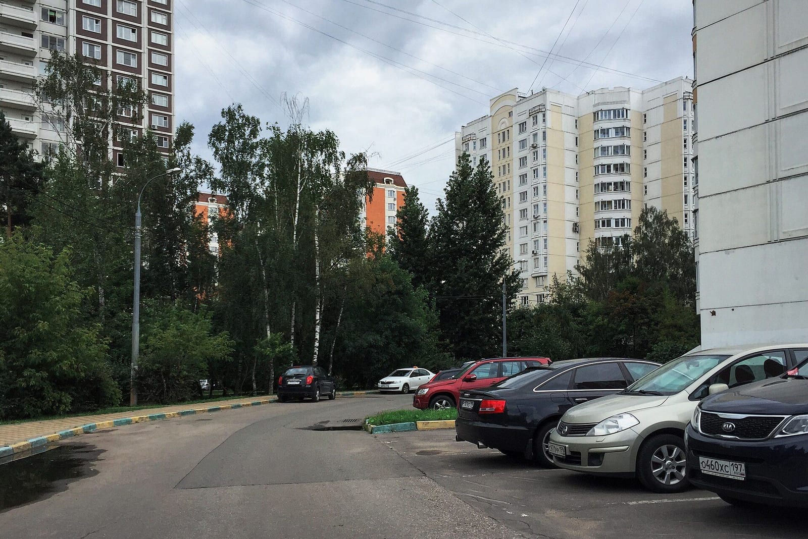 Внутри квартала между Зеленоградской, Клинской улицами и улицей Дыбенко. август 2016