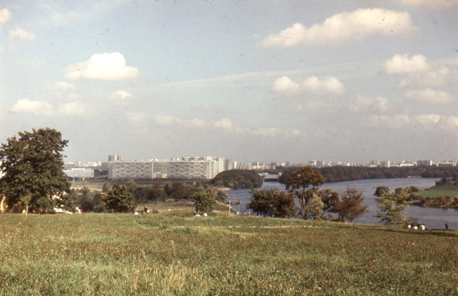 Вид из Коломенского на район Нагатинский Затон. Фото Е. В. Маринина, 1986