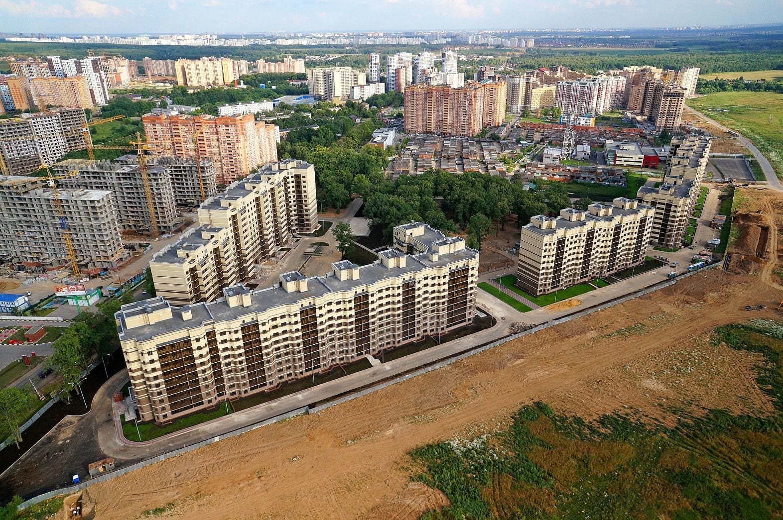 Посёлок Коммунарка с высоты через два года после присоединения к Москве: новые кварталы на бывших совхозных полях. июль 2014