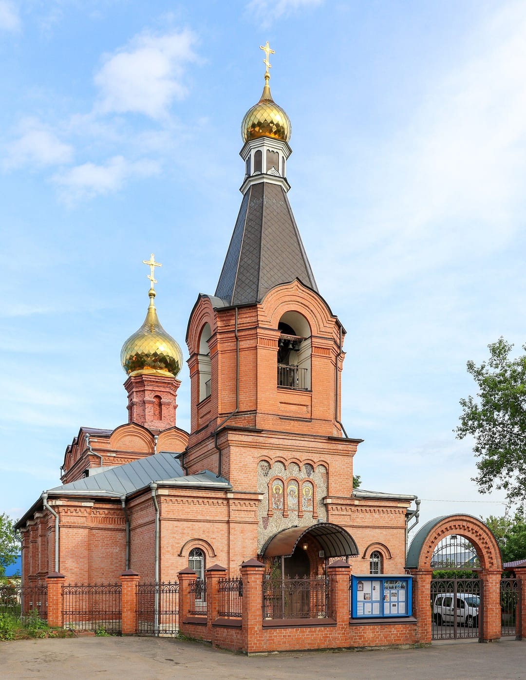 Кирпичная церковь в Сосенках в русском стиле, начатая в 1887 году по проекту С. К. Тропаревского. июнь 2020