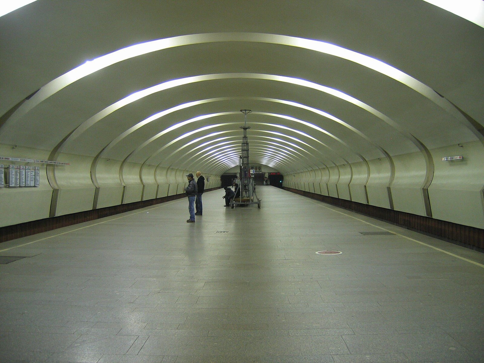 Односводчатая станция «Коньково», открытая 6 ноября 1987 года. февраль 2009