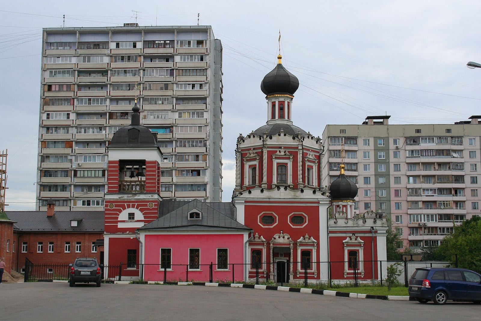 Храм Троицы Живоначальной в Конькове на Профсоюзной улице, 116. До закрытия в 1939 году он назывался Сергиевским. июнь 2010