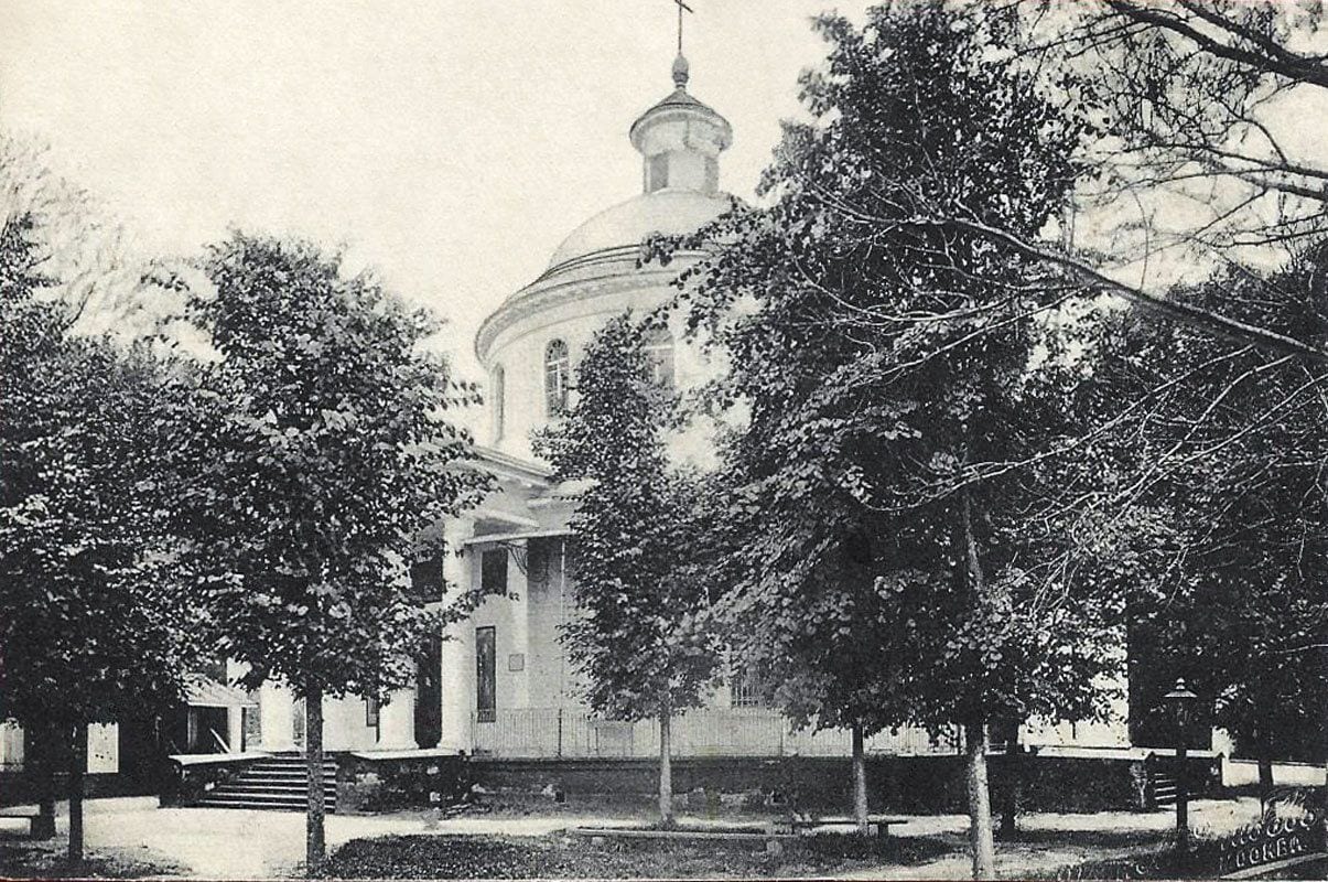 Успенский храм в Косино, главный летний храм села. Снимок с печатной подписью из альбома или серии открыток, 1910–1913