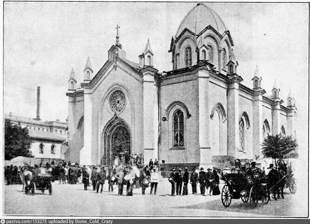 Прихожане и экипажи у костёла после службы. 1910–1911
