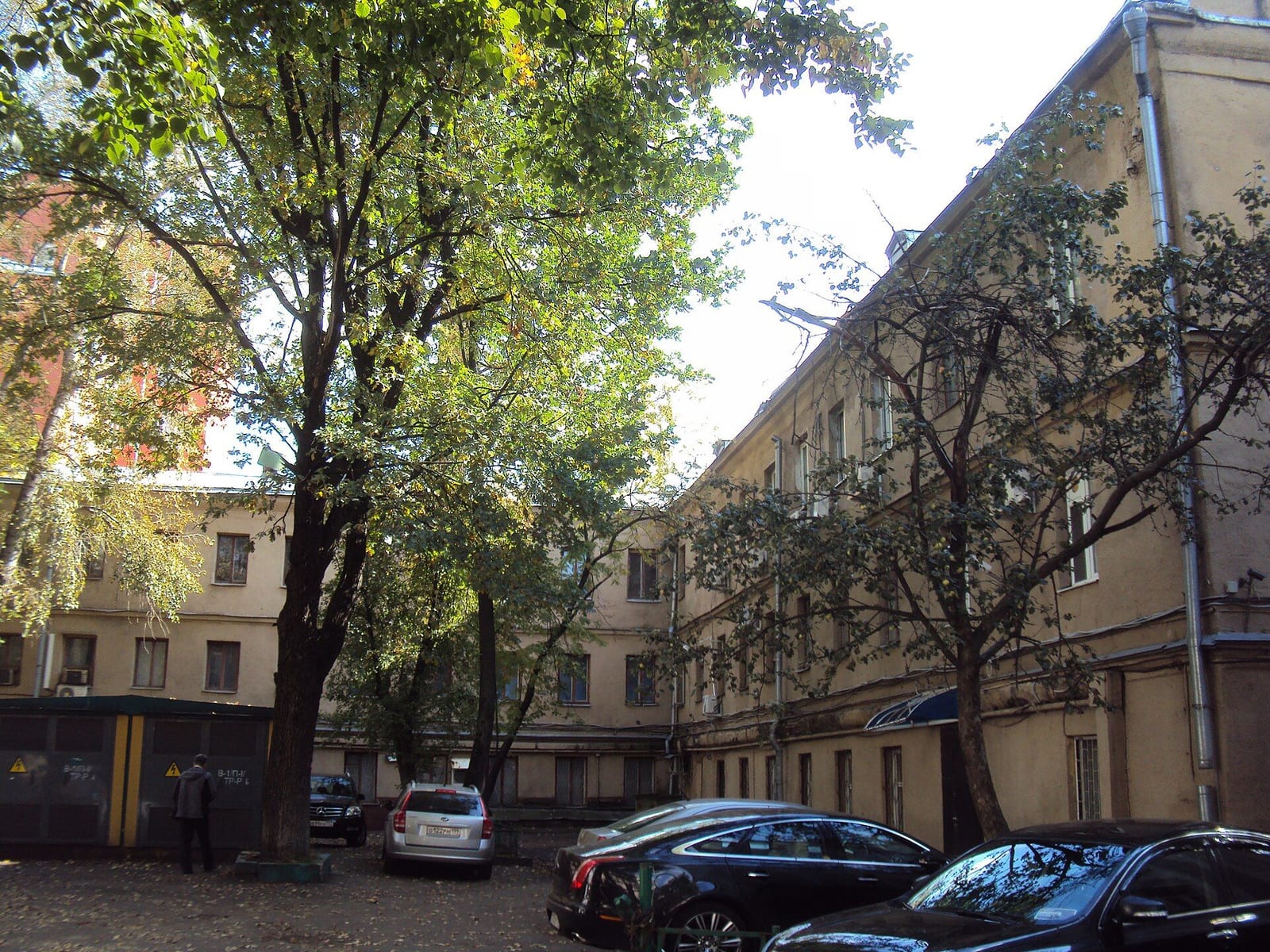 Двор ансамбля: дом причта и церковно-приходской школы, стр. 3. 2015