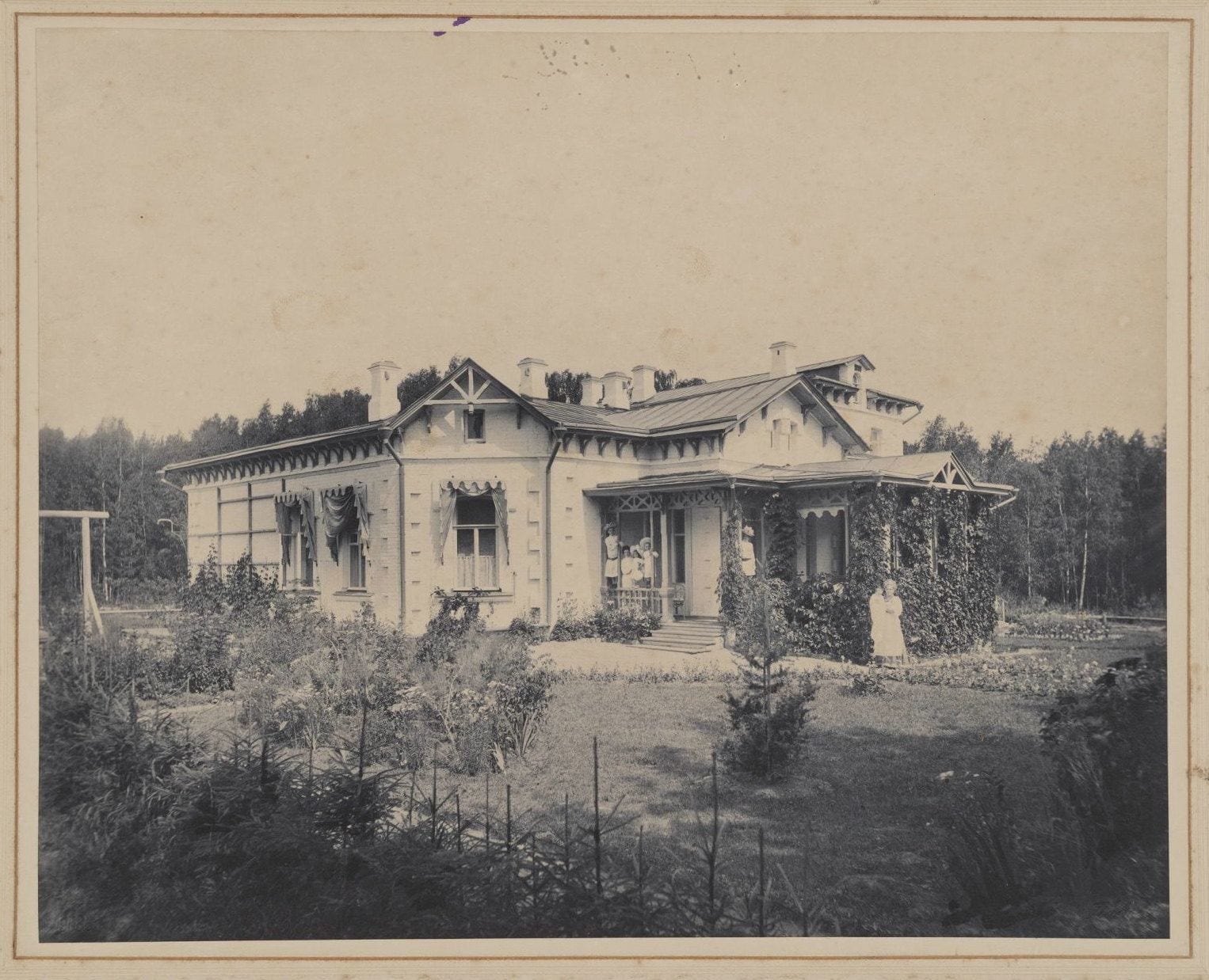 Флигель в усадьбе Михайловское. Фото П. П. Павлова. 1903
