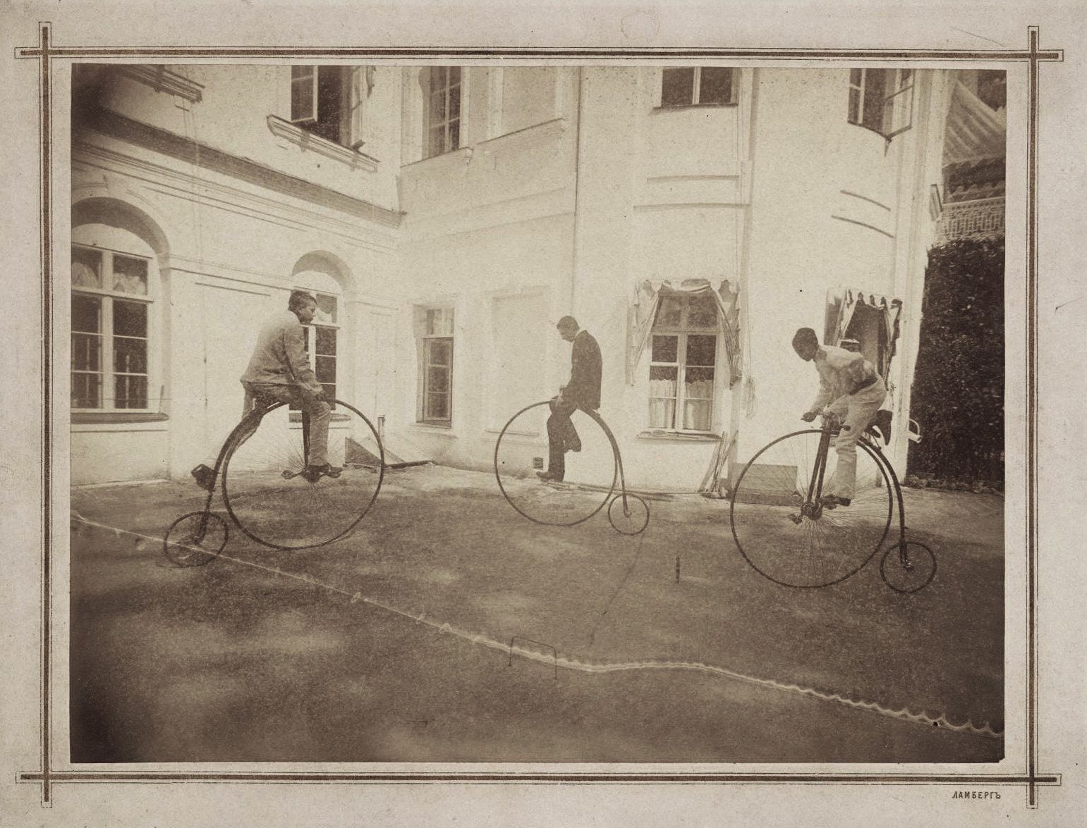 Катание на велосипедах у дома в Михайловском. Ателье Ламберга. 1900–1910