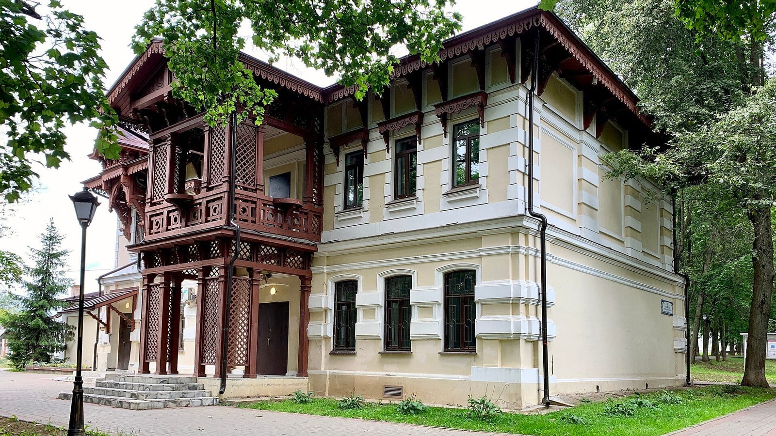 Главный дом усадьбы Щапово в русском стиле, построенный при И. В. Щапове. июль 2023