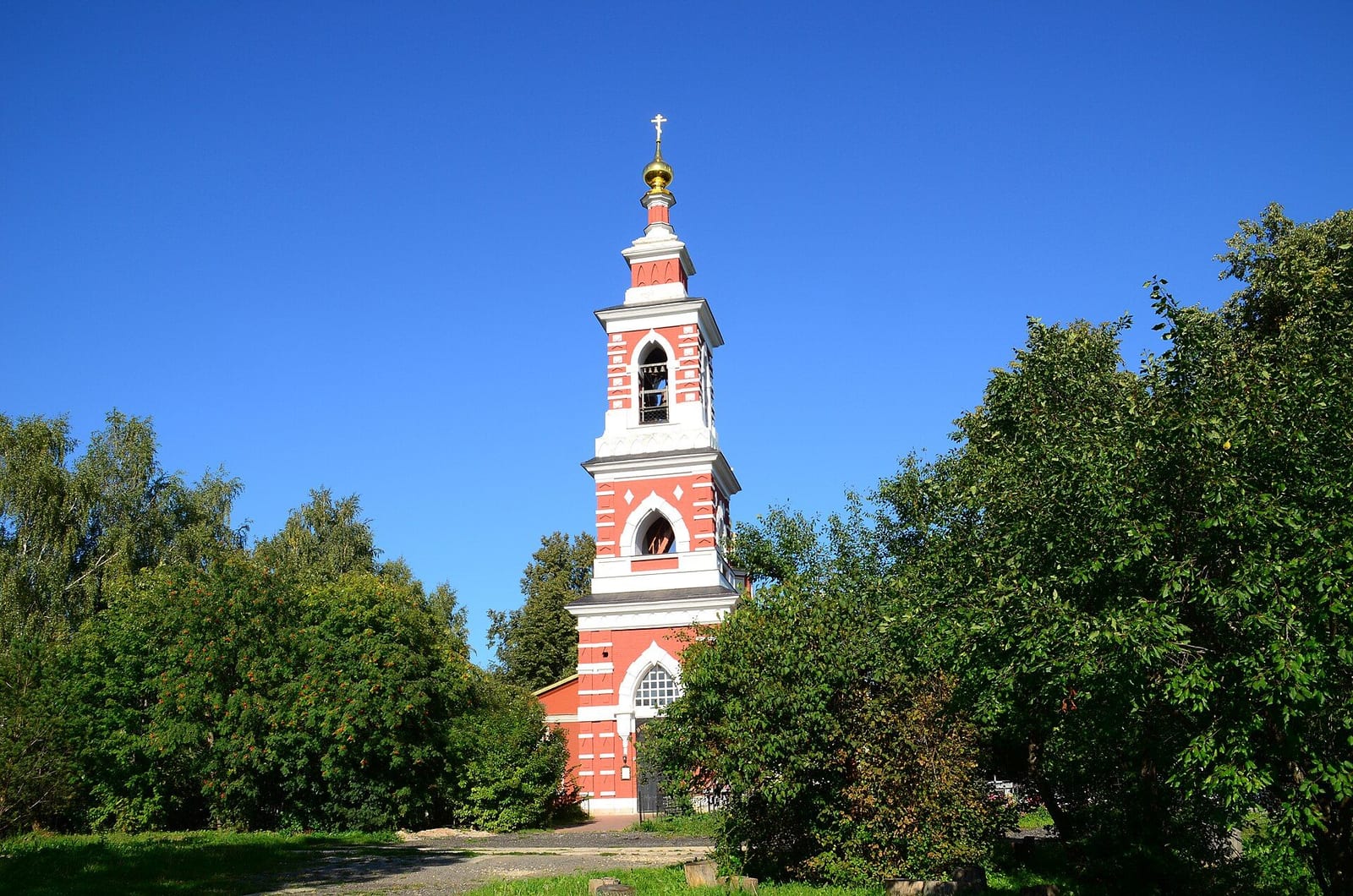 Колокольня церкви Рождества Христова в Варварино. Памятник федерального значения. август 2018