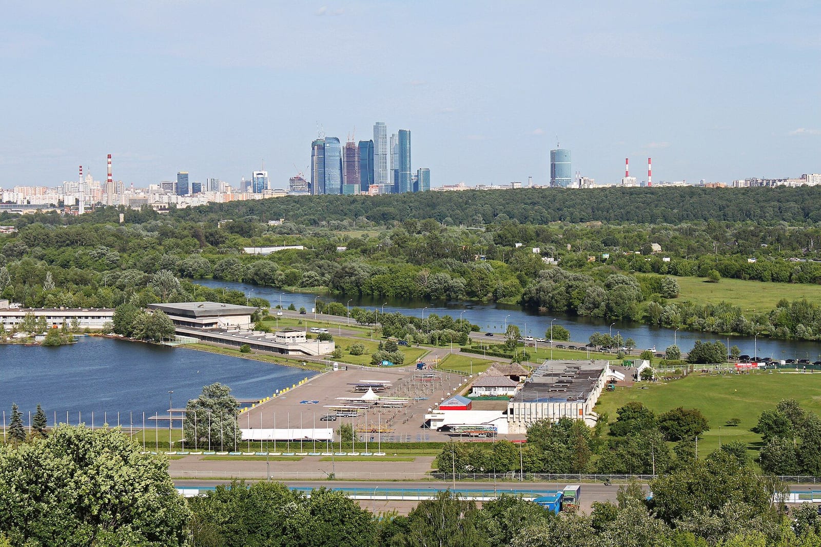 Вид с Крылатских холмов: Крылатская улица, гребной канал, Москва-река, за ней Хорошёво-Мнёвники, на горизонте Москва-Сити. июнь 2010