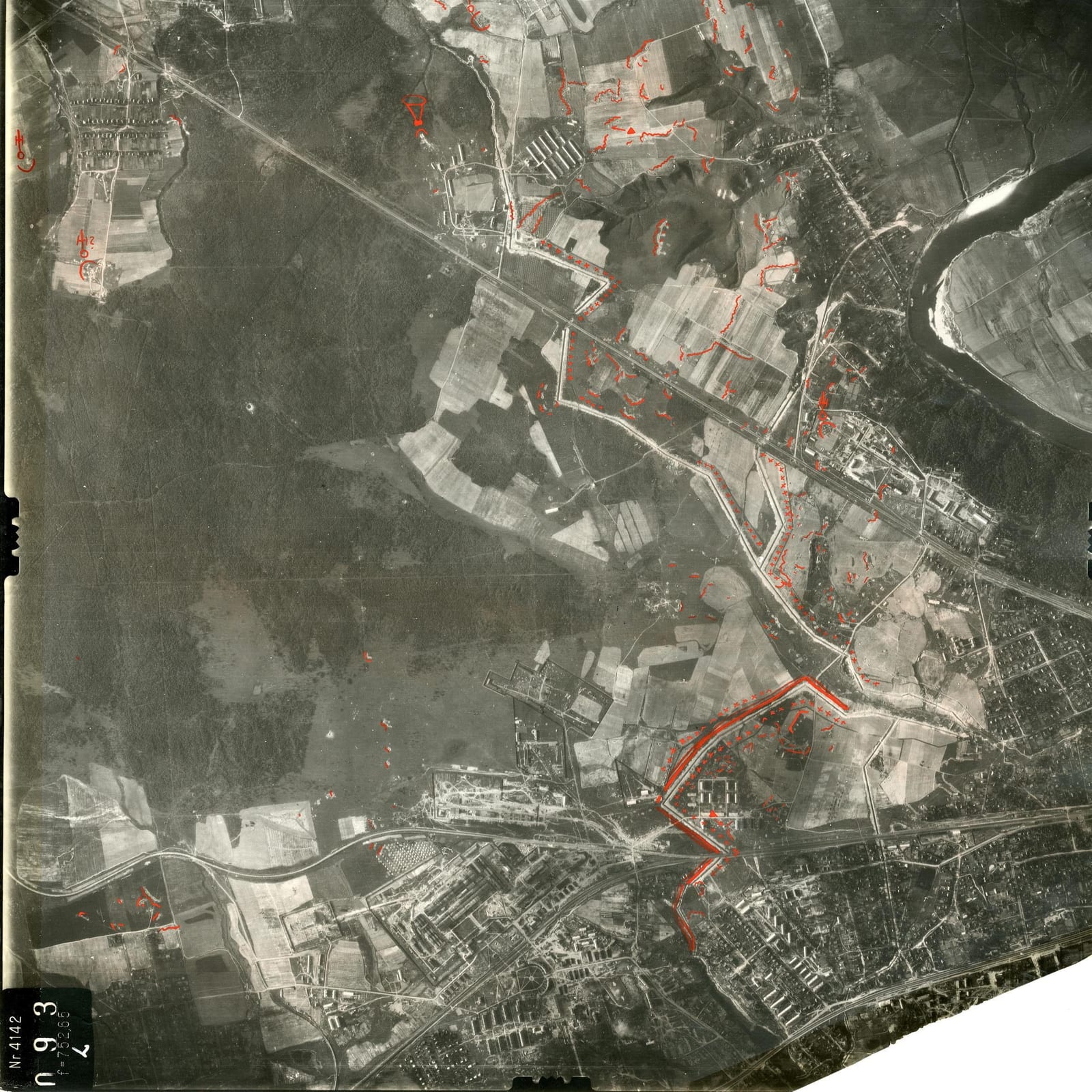 Немецкая аэрофотосъёмка 1942 года: поля и лес к северу от Кунцево, прямая Рублёвского шоссе, внизу железная дорога и окраина города. Красным в немецком штабе отмечены, судя по рисунку, рвы и окопы. 1942