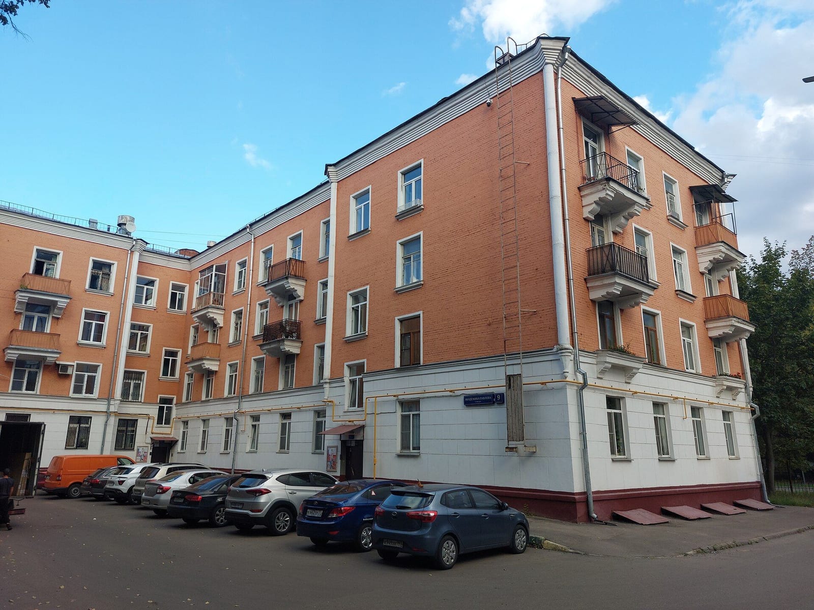 «Красные дома» посёлка Загородной больницы, построенные для сотрудников ЦКБ в 1950-е годы. сентябрь 2023