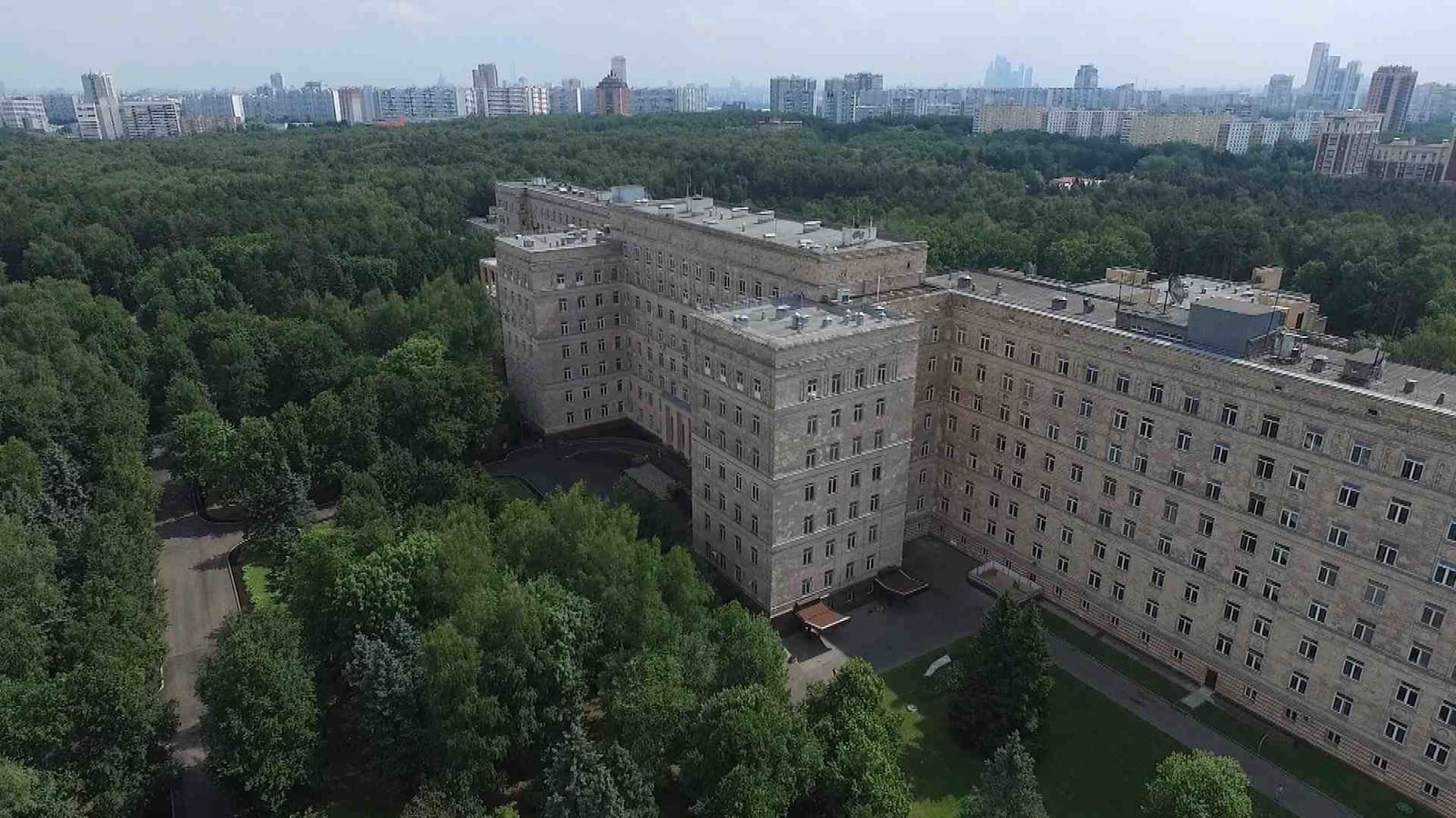 Главный корпус Центральной клинической больницы в сосновом лесу у Рублёвского шоссе. декабрь 2016