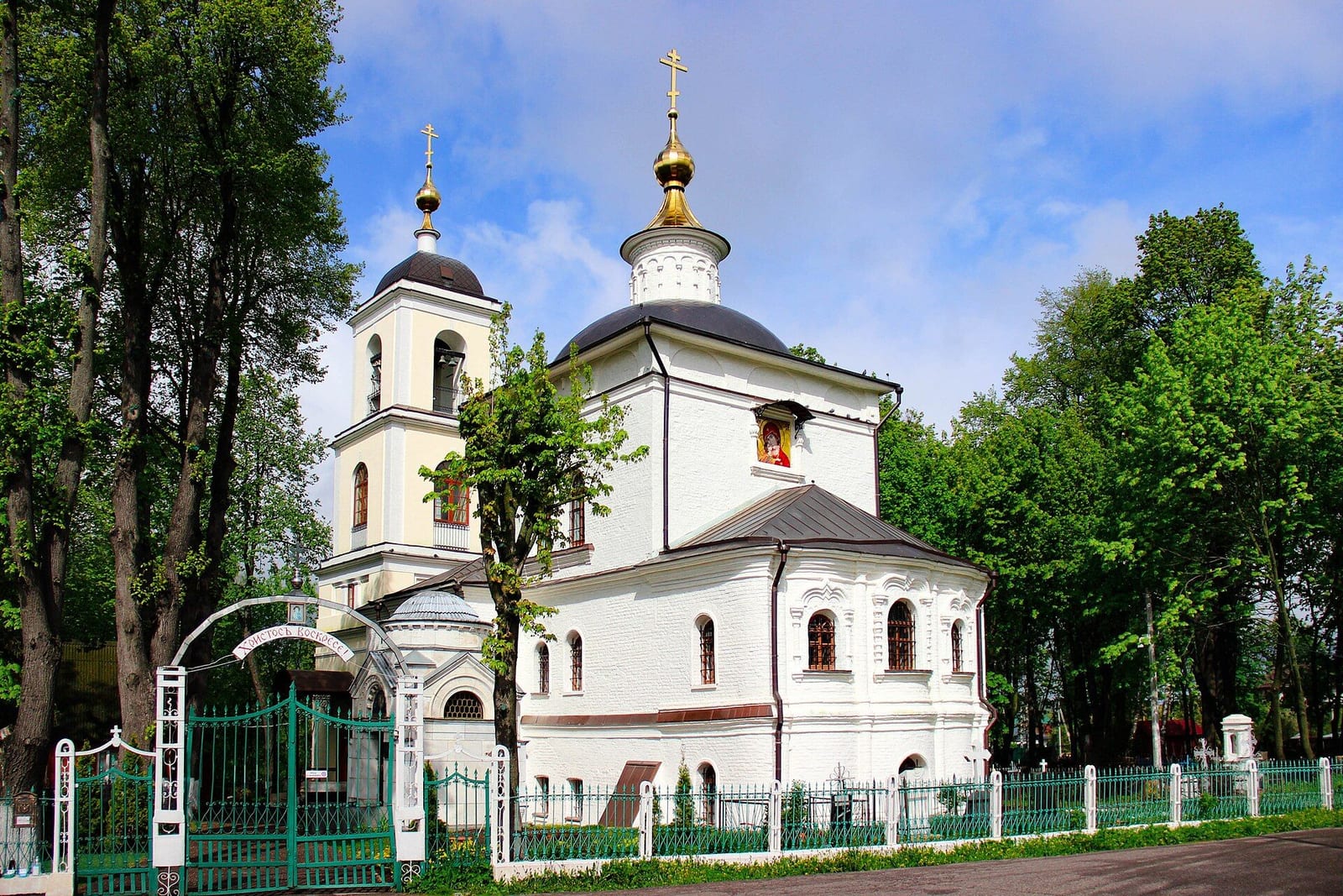 Церковь Владимирской иконы Божией Матери на Новогорской улице, 37. Основной объём построен князем И. А. Воротынским в 1670-х годах, колокольня и фасады относятся к перестройке 1846–1850 годов. Памятник федерального значения. октябрь 2020