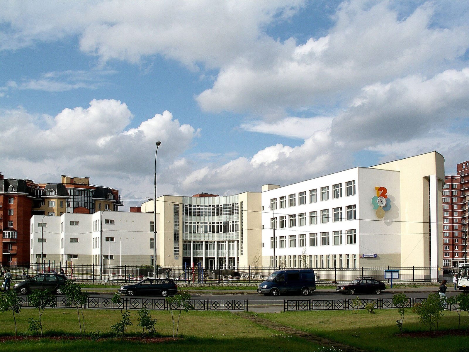 Школа № 2005 на Родионовской улице, 6/7, построенная в 2003 году. август 2005