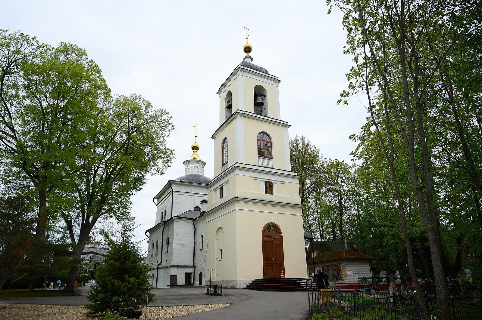 Церковь Владимирской иконы с западной стороны: колокольня 1846–1850 годов и трапезная. май 2024