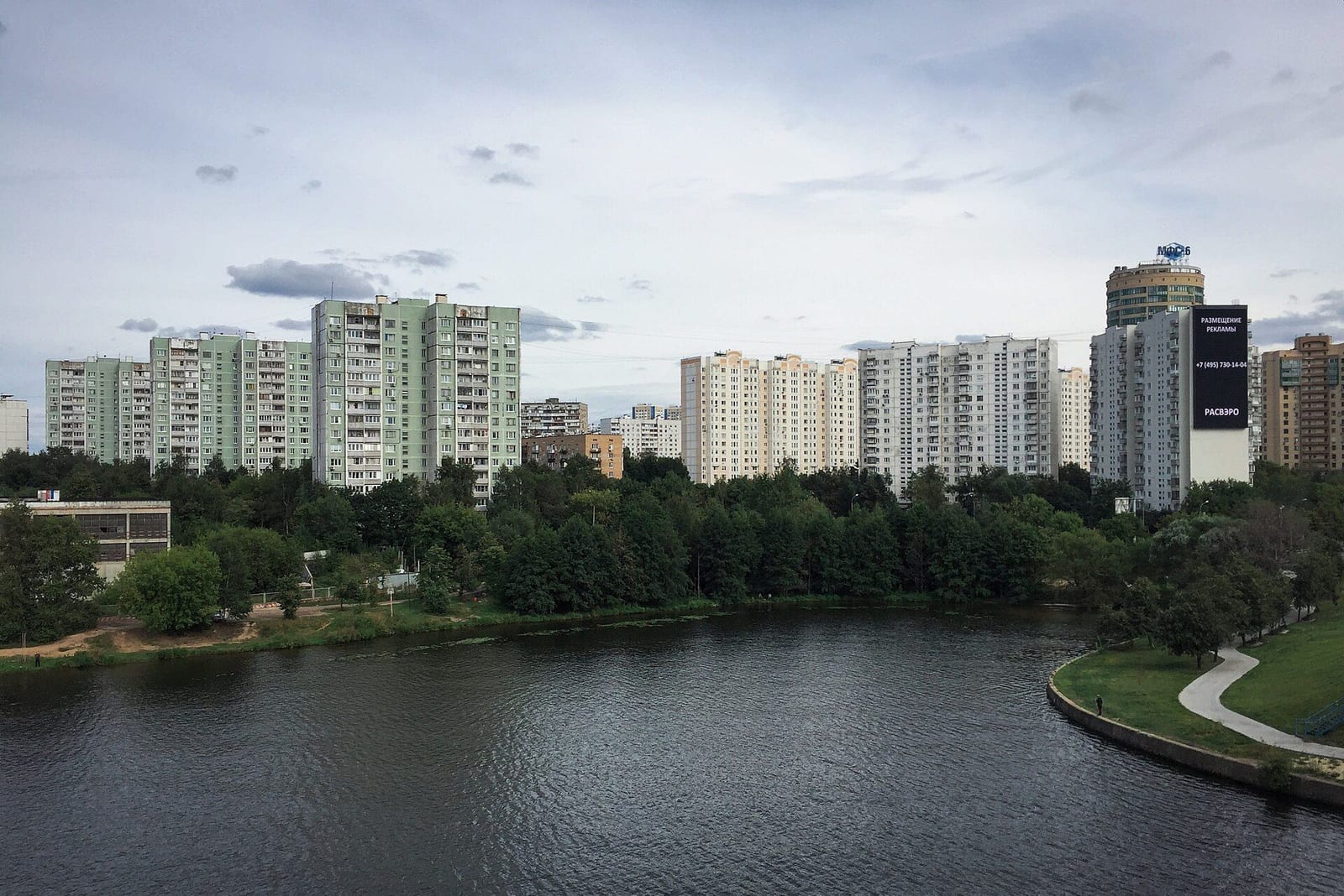 Залив канала имени Москвы, вид с Ленинградского моста на дома Прибрежного проезда. август 2016