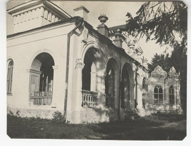 Терраса больницы, которая после 1917 года заняла главный дом усадьбы Алтуфьево. Из собрания Музея Москвы, автор не указан. 1928