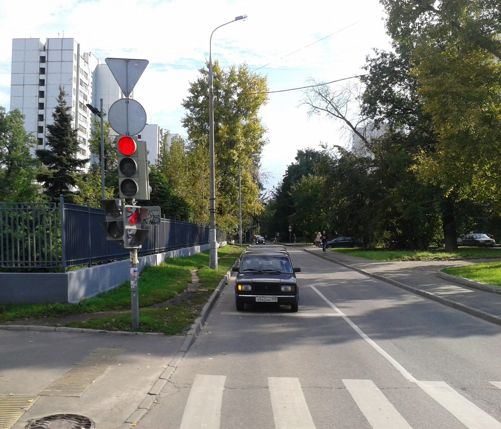 Новгородская улица, единственная улица дачного посёлка, которая сохранила своё название. сентябрь 2013