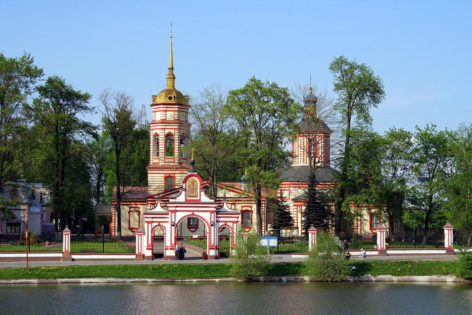 Крестовоздвиженская церковь в Алтуфьево за прудом. В реестре памятников она датирована 1750–1763 годами. май 2010