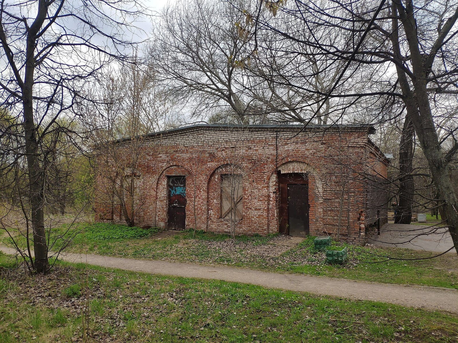 Кирпичная пивоварня усадьбы, по Moskvich Mag, построенная при князе Куракине. май 2021