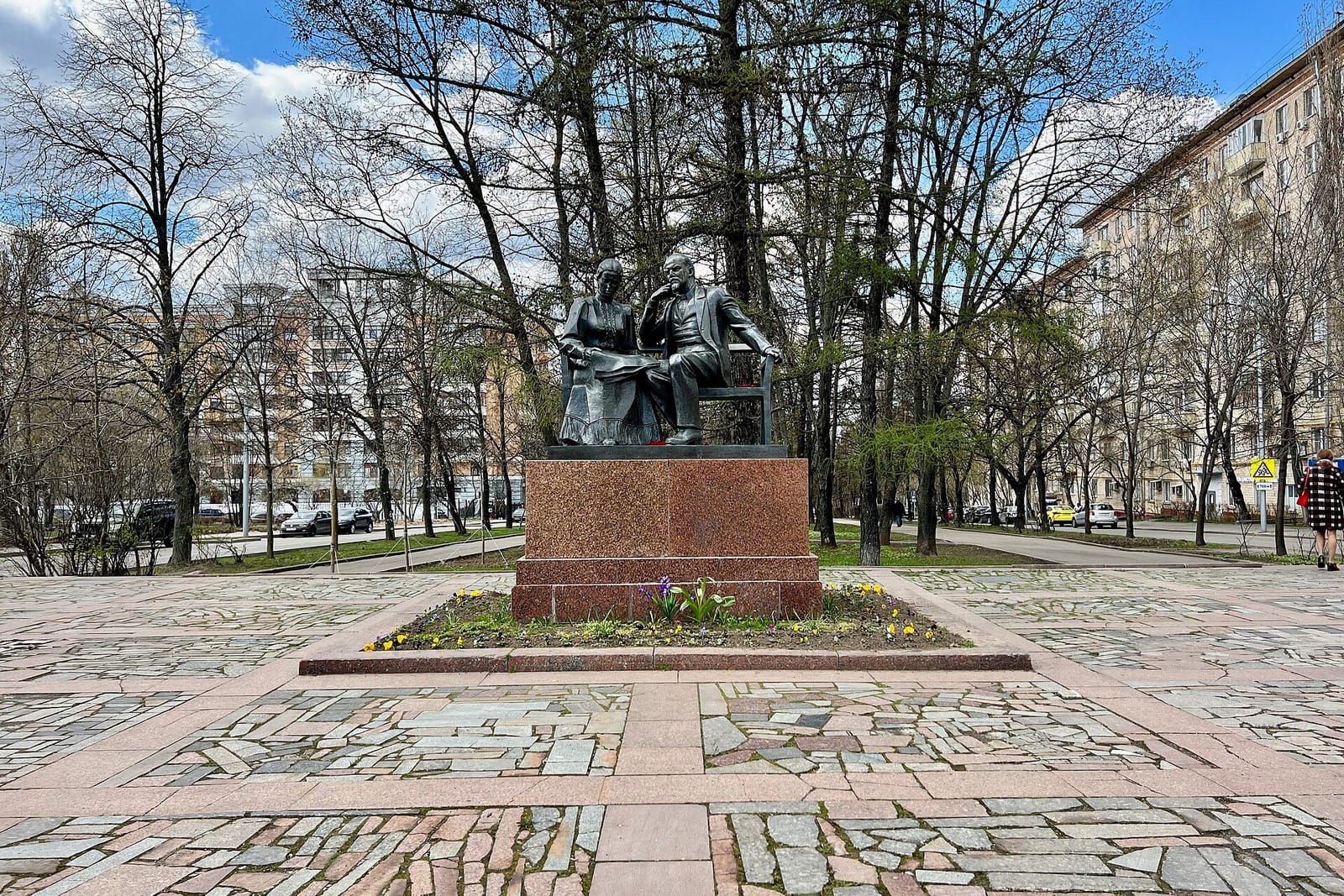 Памятник Надежде Крупской и Владимиру Ленину в начале бульвара на улице Крупской, бывшей 2-й улице Строителей. май 2022