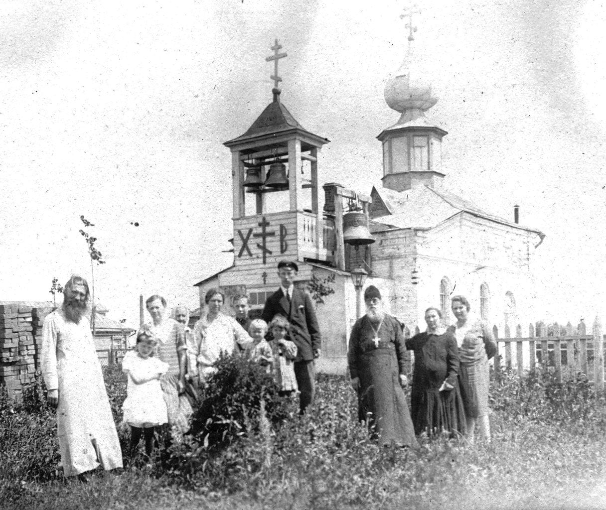 Троицкая церковь села Семёновского, которую жители построили в 1924 году. Она стояла на северной окраине села, у нынешней границы района. Автор снимка неизвестен, 1924–1937